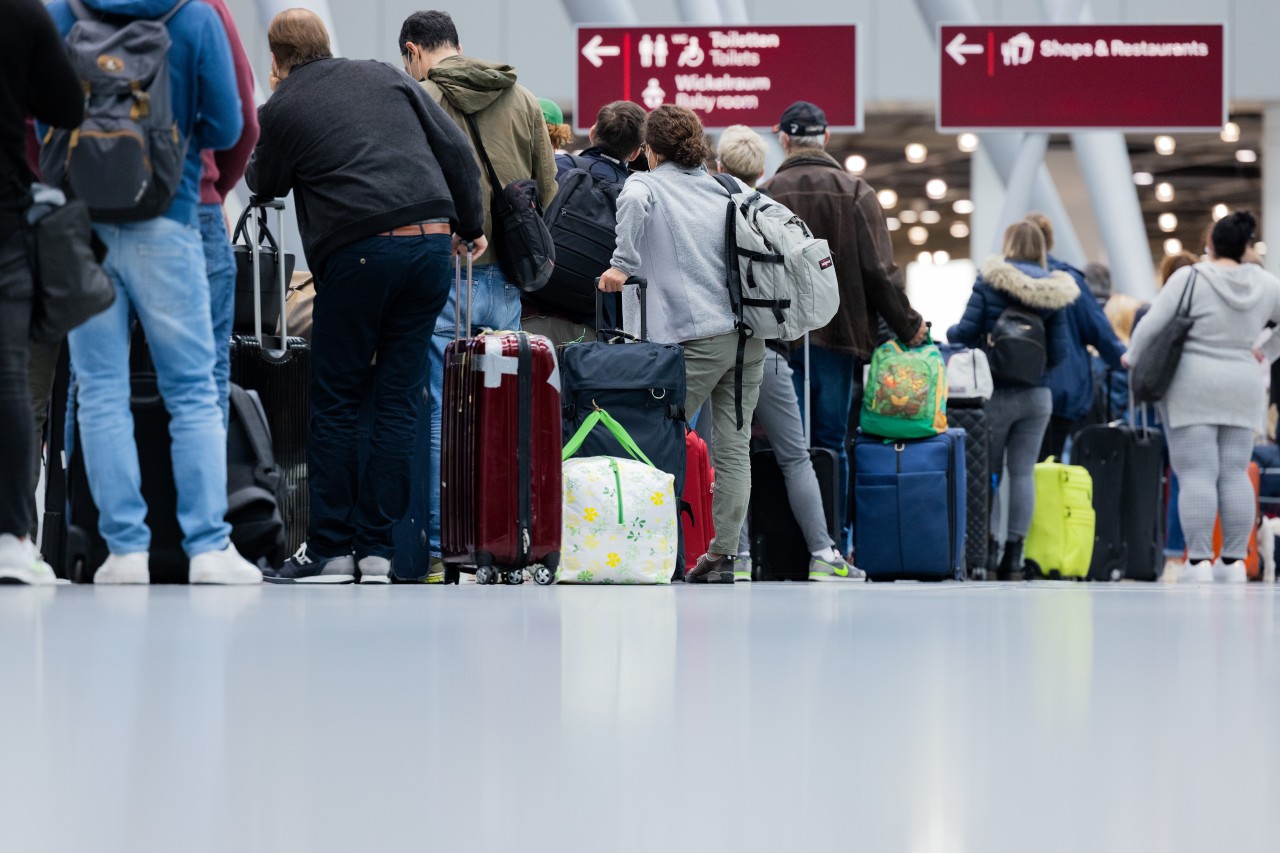 Reisende haben sich am Flughafen Düsseldorf in der jüngeren Vergangenheit immer wieder über lange Wartezeiten beschwert. (Symbolbild)