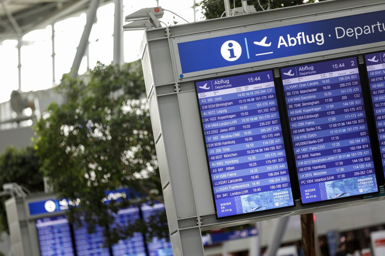Am Flughafen Düsseldorf wollten zwei Männer abfliegen, doch sie wurden gesucht. (Archivbild)