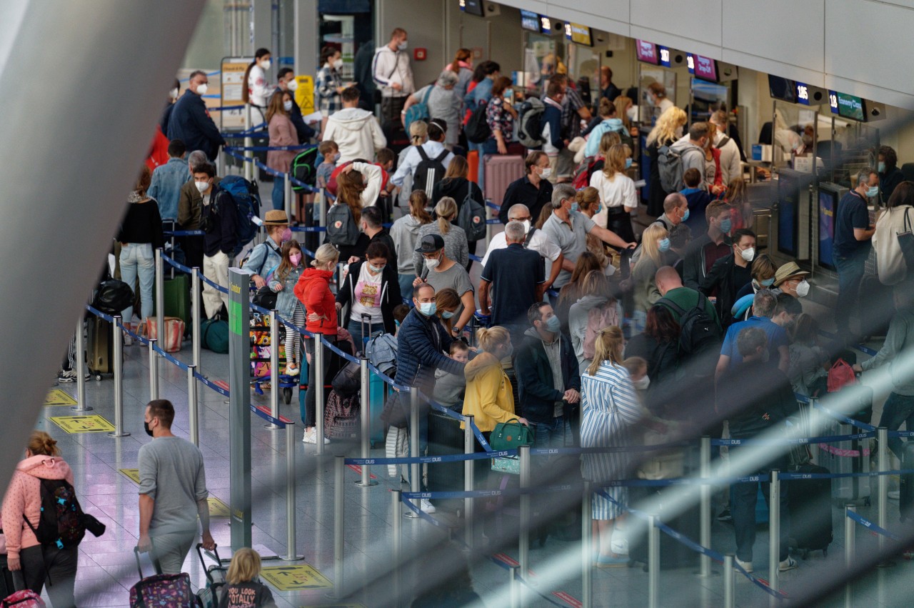 An vielen Flughäfen sieht es besonders in der Urlaubszeit ähnlich aus an den Gates. (Symbolbild)