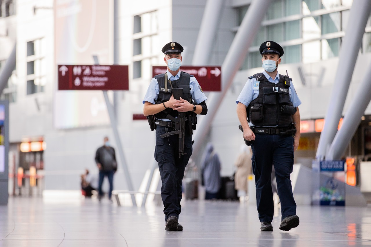 Am Flughafen Düsseldorf haben Bundespolizisten einen Mann festgenommen. (Symbolbild)
