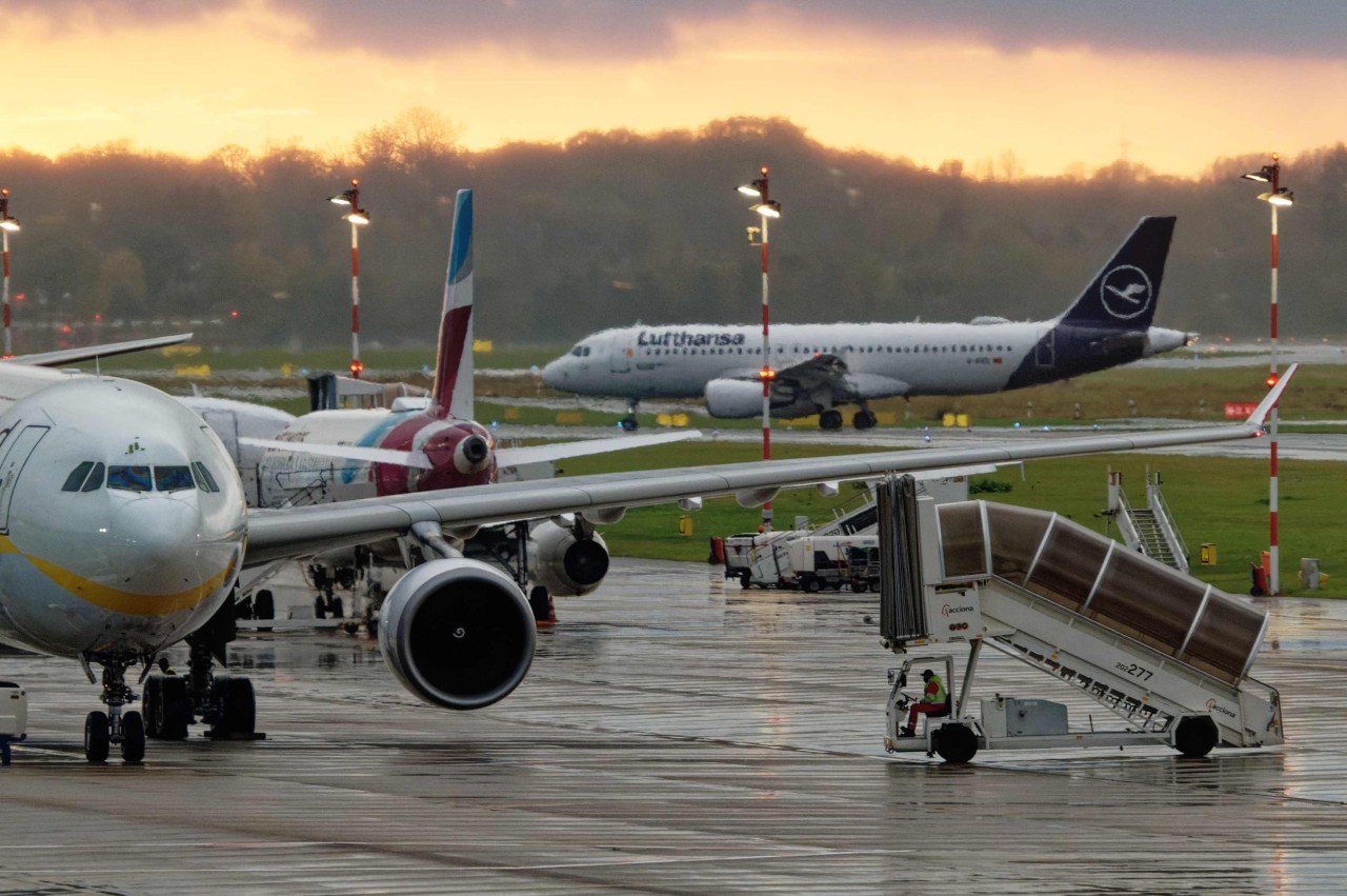 Der Flughafen Düsseldorf liegt in einem deutschlandweiten Ranking auf dem letzten Platz. (Symbolbild)