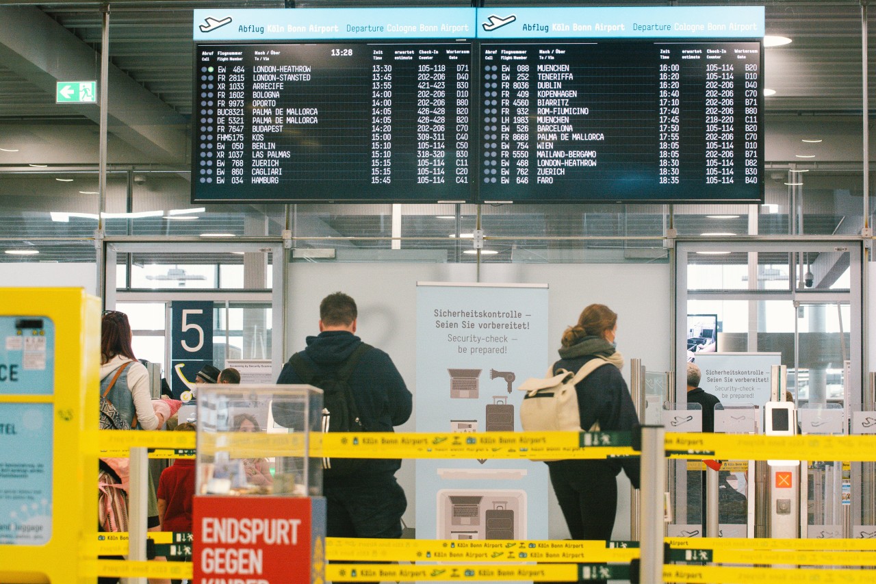 Flughafen Köln/Bonn: Die chaotischen Zustände bei den Sicherheitskontrollen dürften noch weiter zunehmen, wie ein Sprecher der Verdi prophezeit.