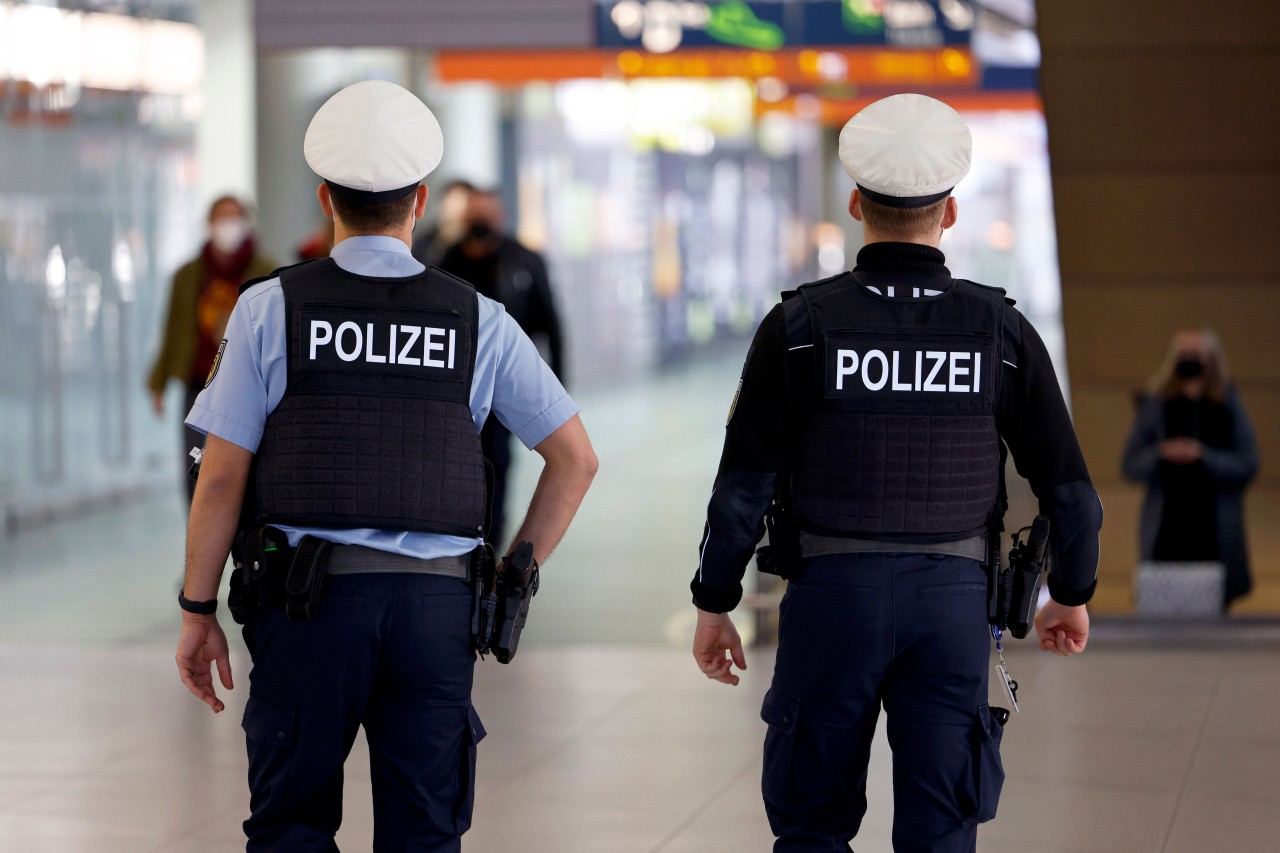 Am Flughafen Köln landeten die Beamten einen Volltreffer. Ein vielgesuchter Mann (49) konnte in Gewahrsam genommen werden. (Symbolbild)
