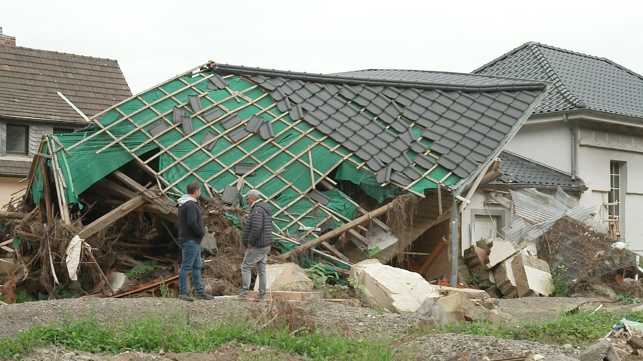 Die Flut hat zahlreiche Häuser zerstört. Manche von ihnen wurden sogar komplett weggespült.