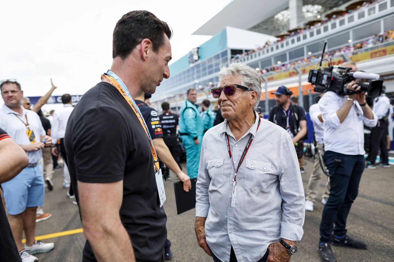 Michael Andretti, Sohn von Ex-Weltmeister Mario Andretti (rechts im Bild), will 2024 in die Königsklasse des Motorsports einsteigen. Der Deal rückt wohl immer näher.