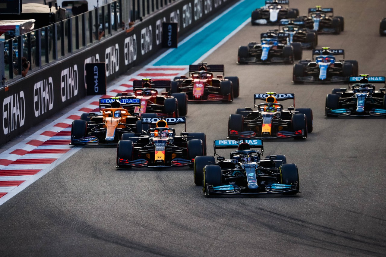 Formel 1: Red Bull schnappt sich einen Mitarbeiter von Mercedes. Formel 1: Red Bull schnappt sich einen Mitarbeiter von Mercedes.