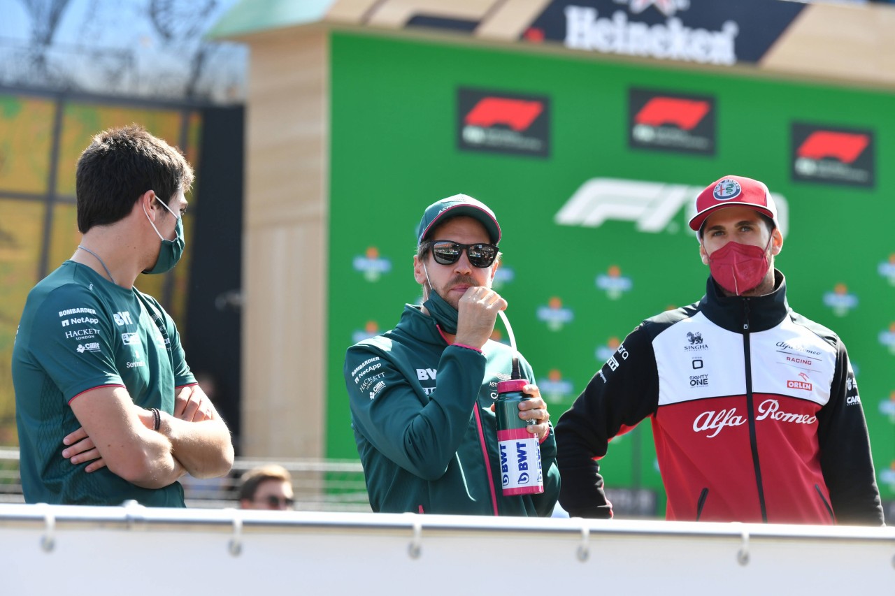 Formel 1: Antonio Giovinazzi (r.) holt zum Rundumschlag gegen sein Team aus.