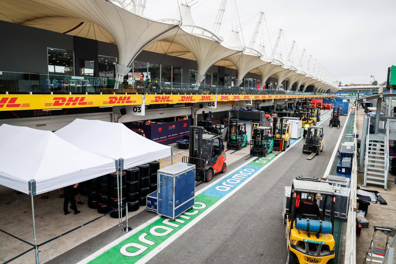 Große Probleme bei vielen Teams in der Formel 1: Aufgrund von Wetterkapriolen erhielten einige Teams in Brasilien erst verspätet Teile ihrer Fracht.