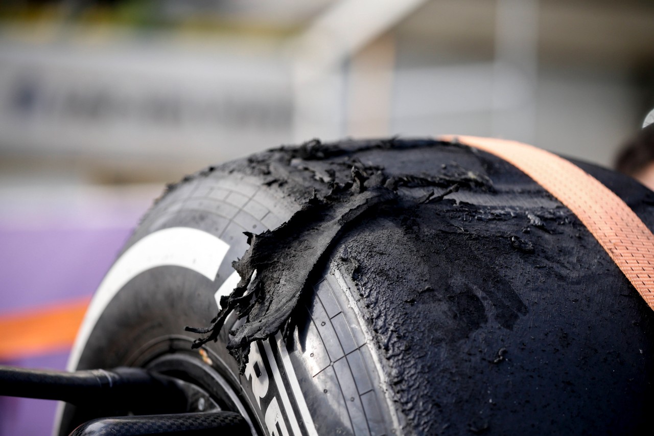 So sah der Reifen von Max Verstappen nach dem Unfall aus.