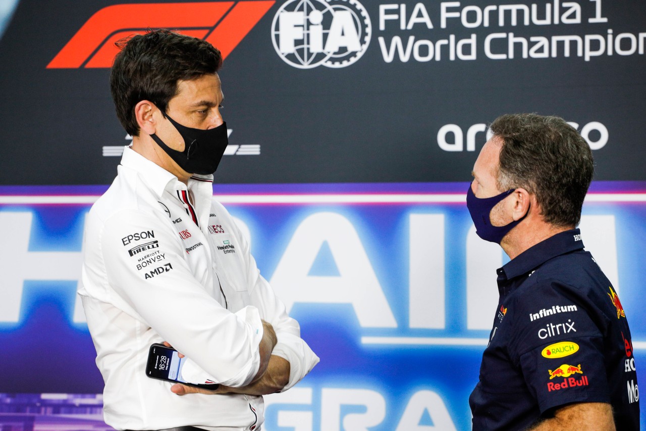 Formel 1: Toto Wolff (l.) und Christian Horner (r.) liefern sich immer wieder verbale Duelle.