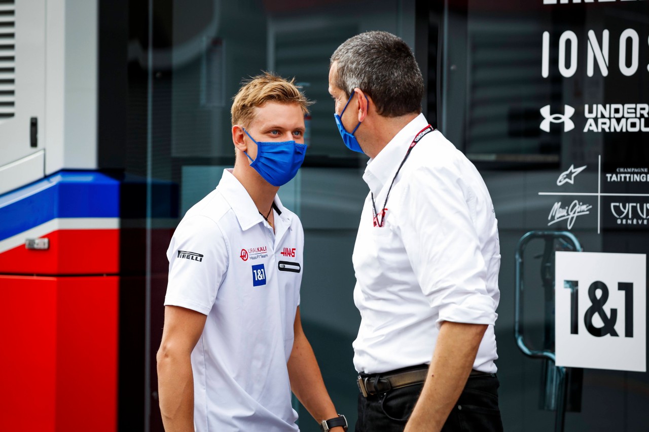 Formel 1: Mick Schumacher im Gespräch mit seinem Teamchef Günther Steiner. Formel 1: Mick Schumacher im Gespräch mit seinem Teamchef Günther Steiner.
