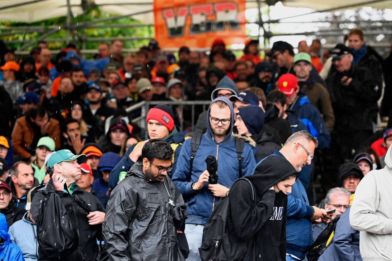 Beim Grand Prix in Belgien standen die Fans mehrere Stunden im Regen.