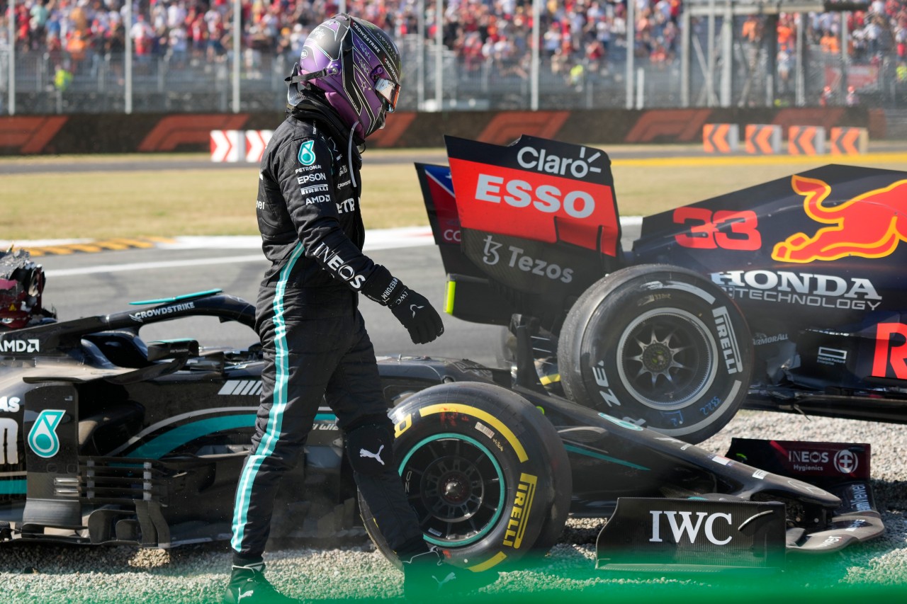 Formel 1: Sichtlich geschockt zeigte sich Mercedes-Pilot Lewis Hamilton nach dem Crash mit Max Verstappen beim Italien GP.