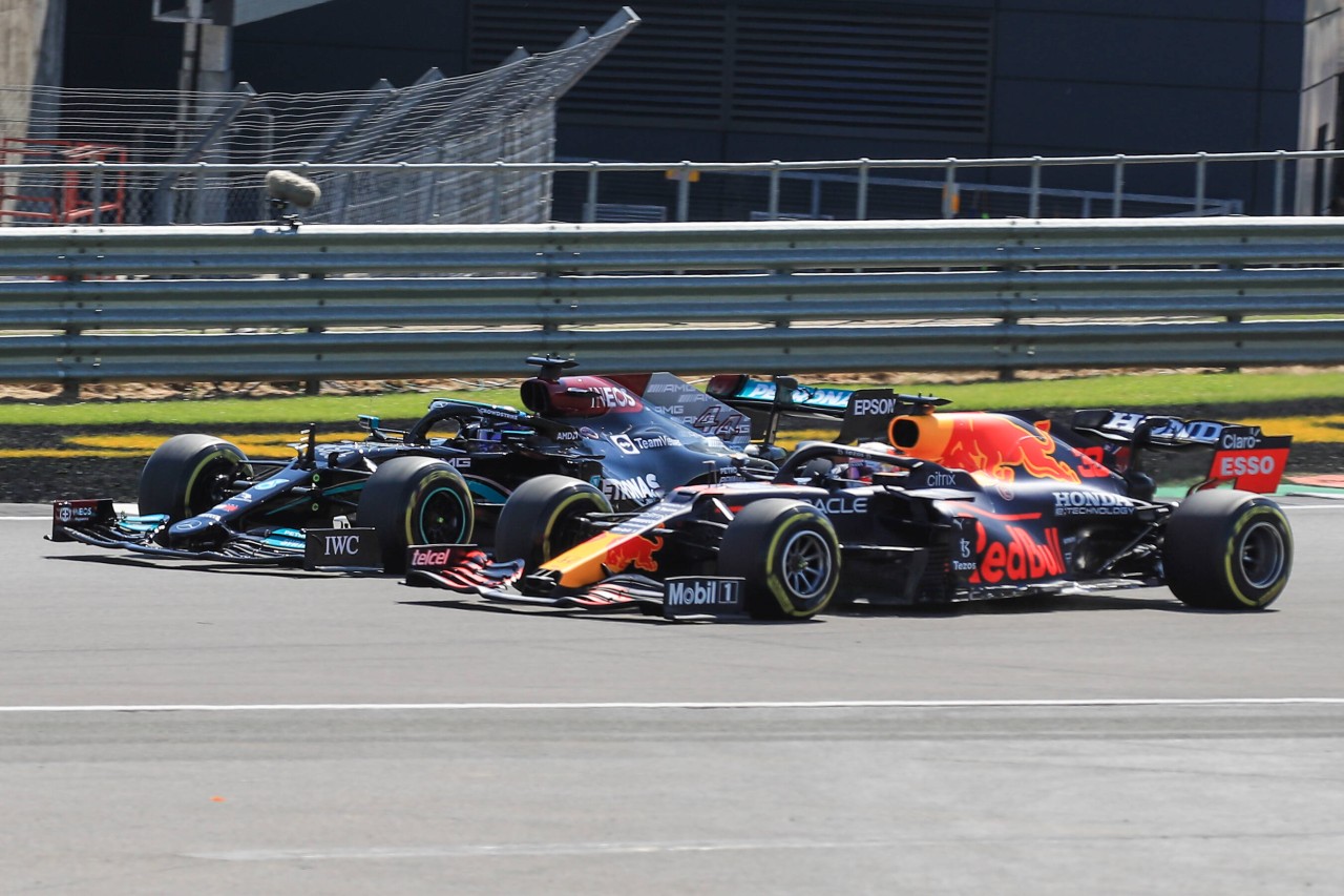 Lewis Hamilton und Max Verstappen kommen sich beim GP in Silverstone beim Duell zu nah. 