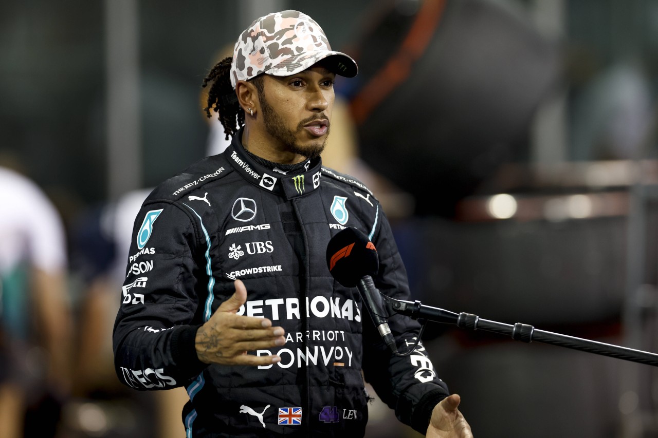 Formel 1: Lewis Hamilton verfolgt das Geschehen aufmerksam.