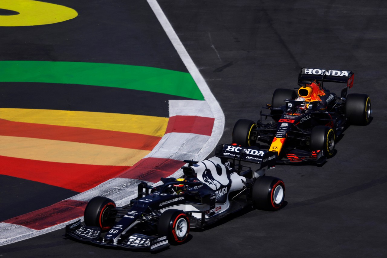 Max Verstappen kassiert im Formel-1-Qualifying von Mexiko überraschend eine Pleite gegen Mercedes. Yuki Tsunoda vom Red-Bull-Juniorteam AlphaTauri wird zum Störfaktor.