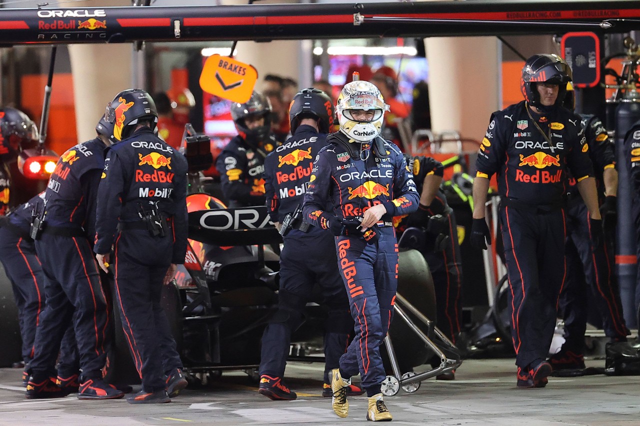 Formel 1: Beim Bahrain-GP musste Verstappen sein Wagen wegen eines Defektes abstellen.