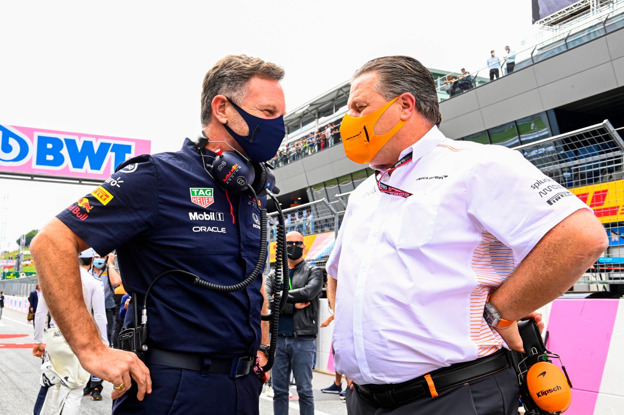 Formel 1: Christian Horner (l.) im Gespräch mit McLarens Zak Brown.