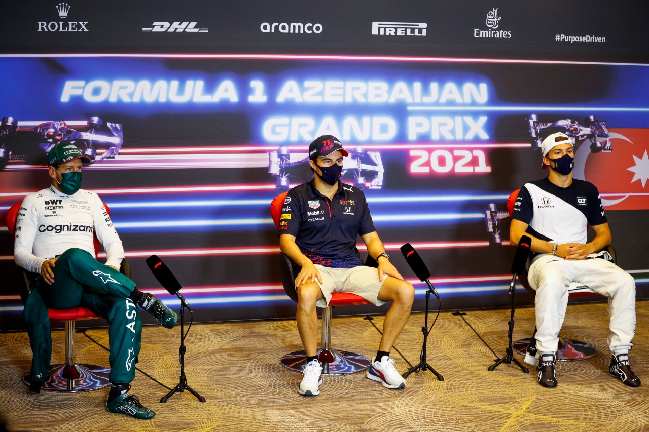 Auf der Pressekonferenz überrascht Vettel seinen Kollegen Gasly (r.) mit der Aussage.