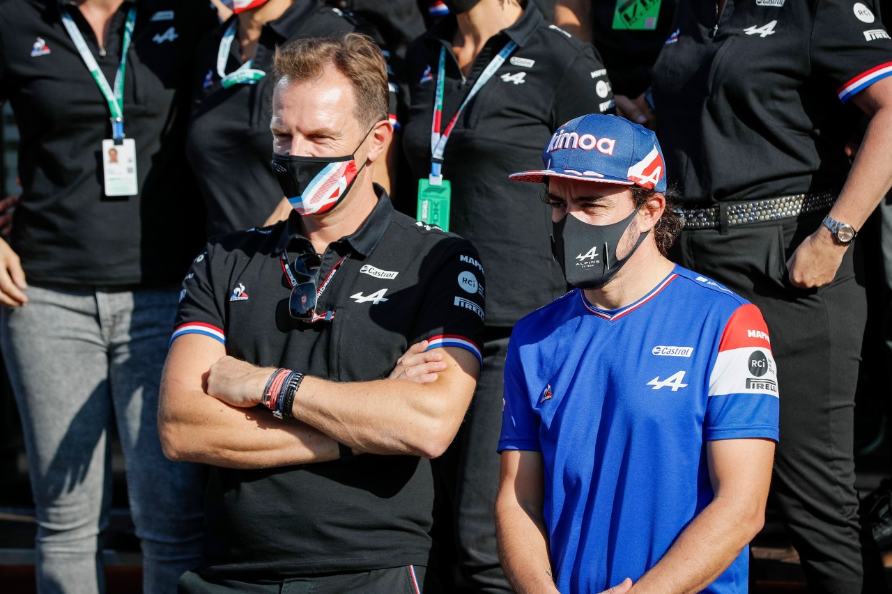 Alpine-CEO Laurent Rossi (l.) mit einer kassen Aussage über mehr Rennen in der Formel 1.