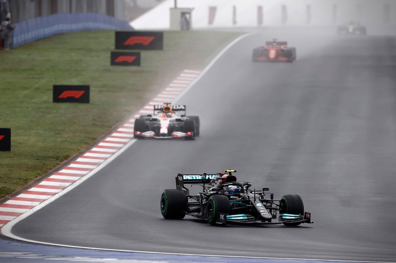 Bottas gewinnt das GP der Türkei vor Verstappen und Perez. Hamilton wird 5.