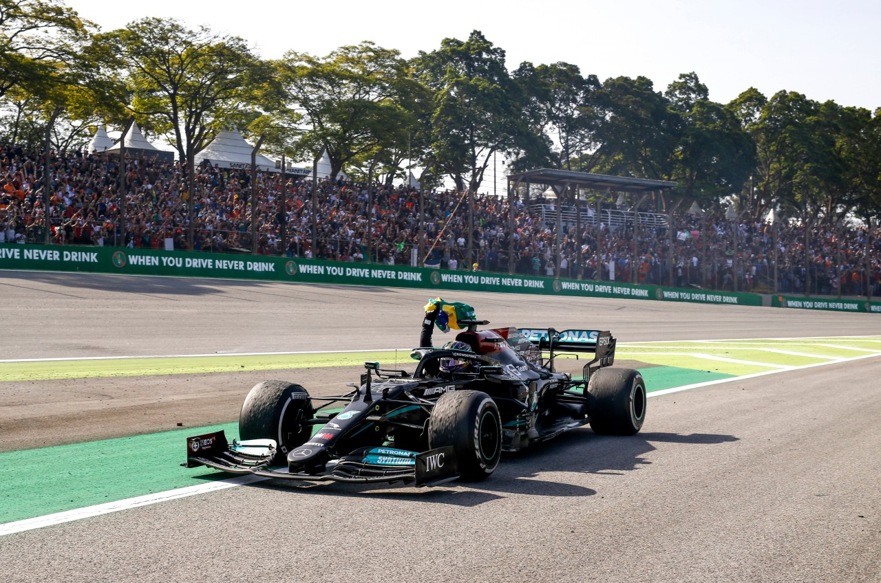 Formel 1: Lewis Hamilton erlaubt sich weiteren Regelbruch bei seiner Ehrenrunde.