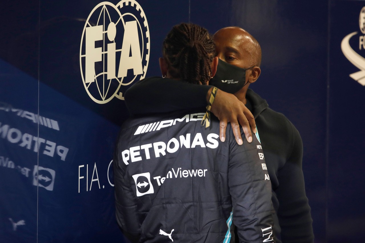 Nach dem Rennen in Abu Dhabi musste Vater Anthony seinen Sohn Lewis Hamilton erstmal trösten. 