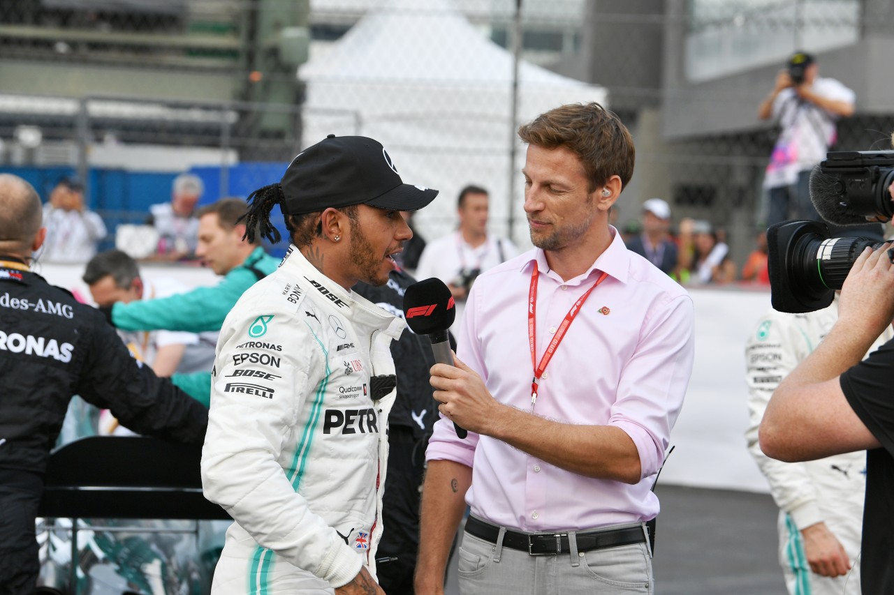 Formel 1: Jenson Button interviewt Lewis Hamilton.