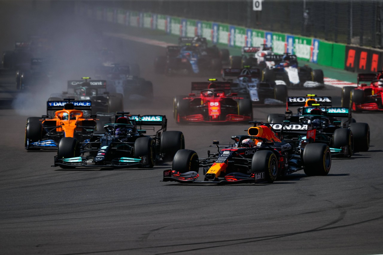 Schon am Start ließ Verstappen beide Mercedes-Autos hinter sich.