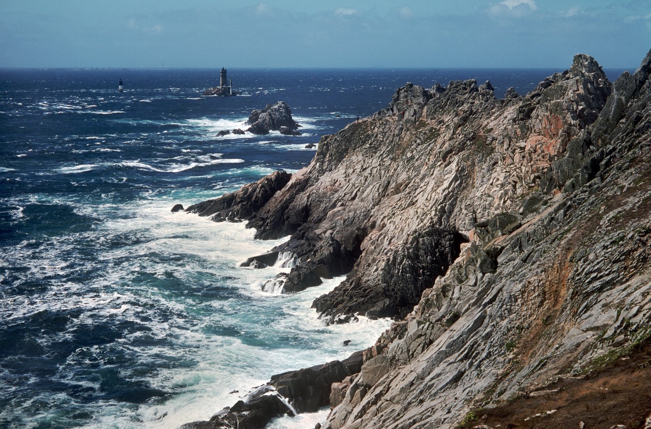 'Pointe du Raz', eine wildzerklüftete Steilküste im Westen Frankreichs, gilt als eine der schönsten Küstenlandschaften in der Bretagne. (Archivbild)