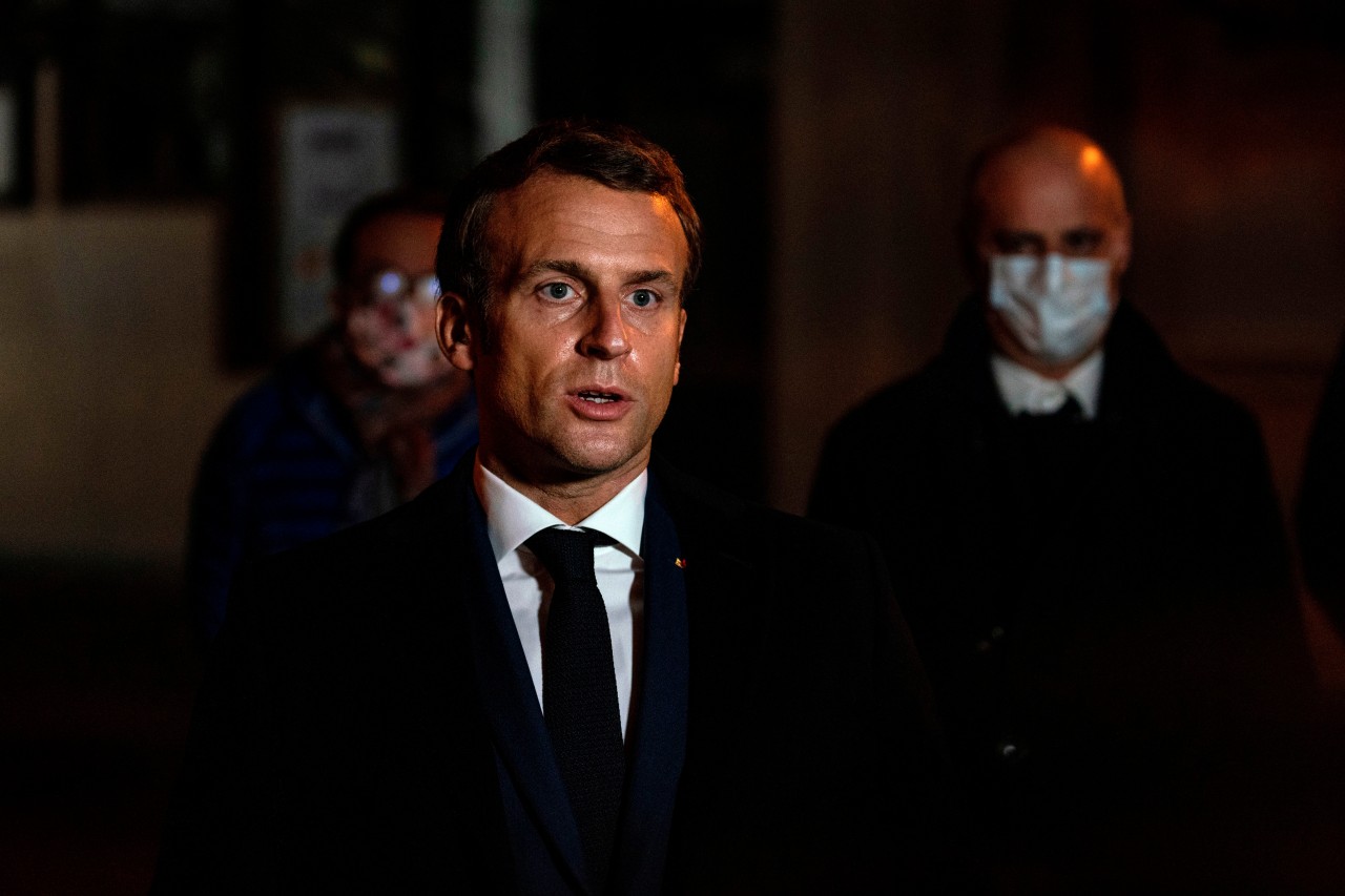 Emanuel Macron, Staatschef von Frankreich, fuhr noch am Abend zum Tatort. 