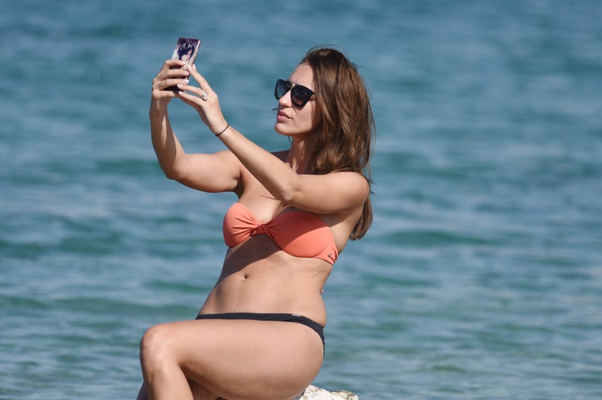 Frau Selfie Strand Bikini