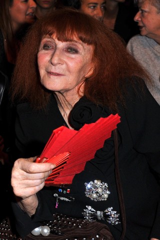 Sie selbst trug gern schwarz, Strickmoden machten sie berühmt. Nun ist die französische Modeschöpferin Sonia Rykiel, die ihre Karriere in den 1960er Jahren begann, im Alter von 86 Jahren gestorben. 