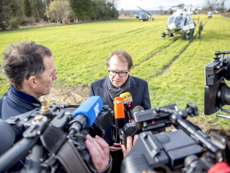 Bundesverkehrsminister Alexander Dobrindt (CSU, Mitte) sagte am Dienstagmittag nahe der Unglücksstelle, man müsse klären, wo technisch oder menschlich die Ursache liege. Er sei in Gedanken bei den Opfern. Es handele sich um eine schreckliche Katastrophe. 