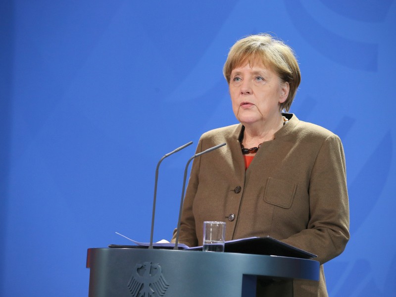 Bundeskanzlerin Angela Merkel trat am Dienstag um 17 Uhr vor die Presse und drückte „tiefe Bestürzung und Trauer“ aus. Die Täter, so die Kanzlerin, seien „Feinde aller Werte, für die Europa heute steht“.