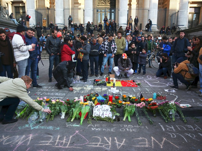 Menschen trauern am Place de la Bourse in Brüssel.
