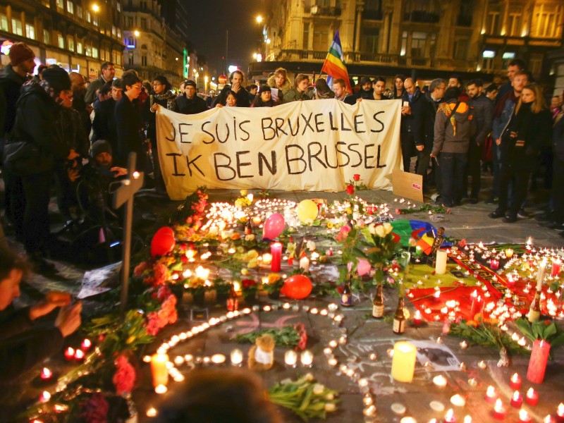 Der Spruch, der seit den Anschlägen auf die Redaktion der französischen Satirezeitschrift „Charlie Hebdo“ für Solidaritätsbekundungen benutzt wird, war auch in Brüssel oft zu lesen: „Je suis Bruxelles – Ik ben Brussel“ – auf Deutsch: Ich bin Brüssel. 