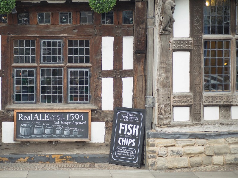 Stratford zieht als Geburts- und Todesort des verehrten Dichters Tausende Touristen an. Dieses Restaurant verkauft angeblich schon seit Shakespeares Geburtsjahr Bier – und heute auch „Fish and Chips“.  