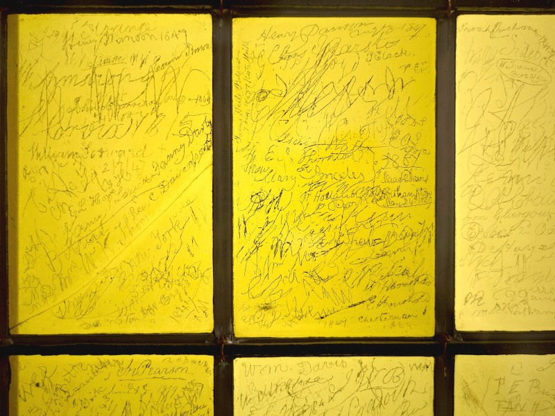 In dem Zimmer seines Elternhauses, in dem Shakespeare angeblich geboren wurde, haben Touristen auf gelben Tafeln ihre Namen geschrieben. Ebenfalls am 23. April feiert Stratford den Geburtstag des Schriftstellers. 
