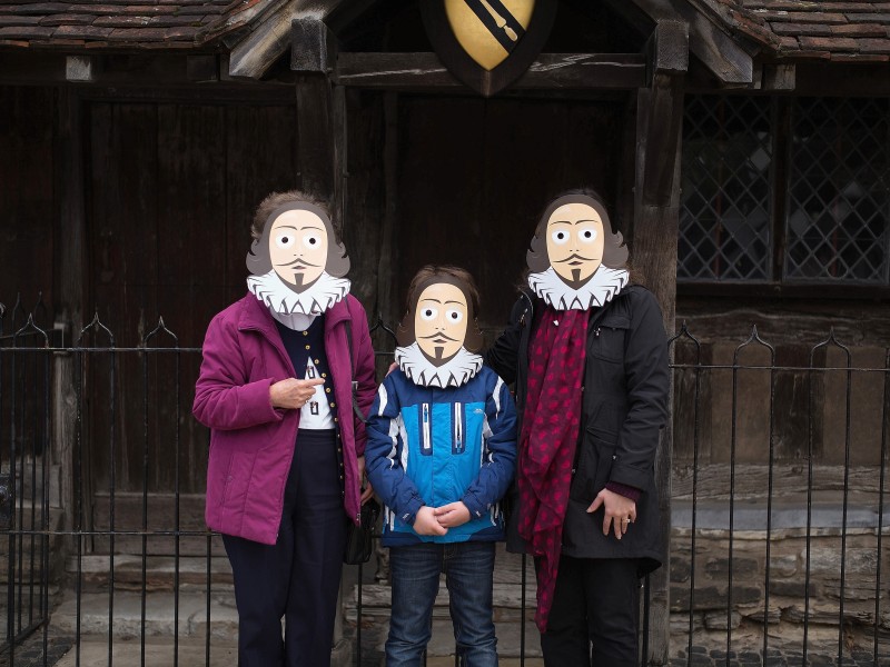 Touristen in Stratford-upon-Avon posieren mit Shakespeare-Masken vor dem Geburtshaus des Schriftstellers. Das Städtchen in der Grafschaft Warwickshire feiert den 400. Todestag des großen Barden mit viel Pomp. Rund um das Ereignis wollen... 