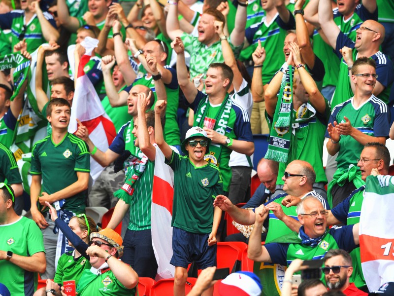 Das zweite Samstagsspiel heißt Nordirland gegen Wales. Die nordirischen Fans im Pariser Stadion Parc des Princes machten schon vor dem Anpfiff Stimmung.