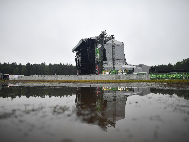 Das Festival musste aufgrund des Unwetters und der schweren Schäden auf dem Konzertgelände am Samstag abgesagt werden.