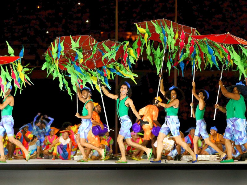 Während der berühmte Pianist João Carlos Martins die brasilianische Nationalhymne spielte, wurde die brasilianische Nationalflagge aus 330 grünen, blauen und gelben Segeltüchern und Schirmen geformt. 