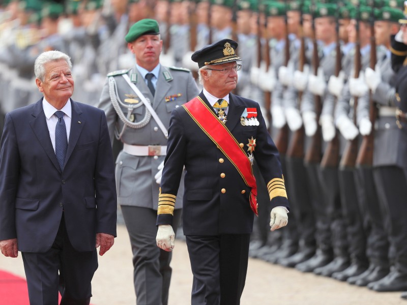Bundespräsident Joachim Gauck (l.) empfing die Gäste am Mittwoch mit militärischen Ehren im Park von Schloss Bellevue.