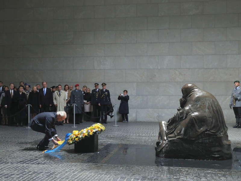 An der Neuen Wache, der Gedenkstätte für die Opfer von Krieg und Gewaltherrschaft, zollte König Carl Gustaf seinen Respekt.