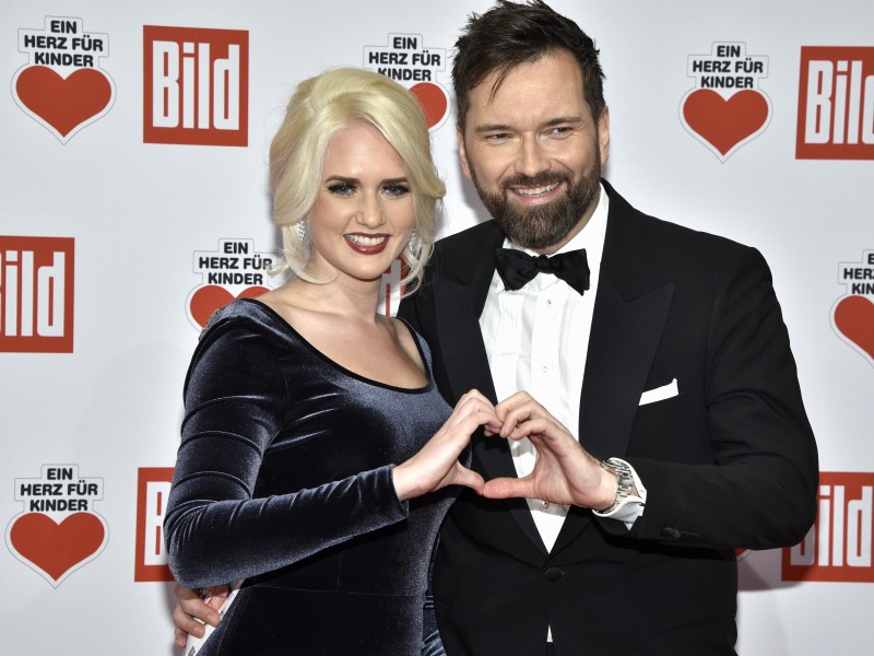 Im Februar macht dieses Paar seine Liebe öffentlich: TV-Starlet Sarah Knappik (29) und Moderator Ingo Nommsen (45). Werden wohl gar die Hochzeitsglocken im nächsten Jahr läuten?