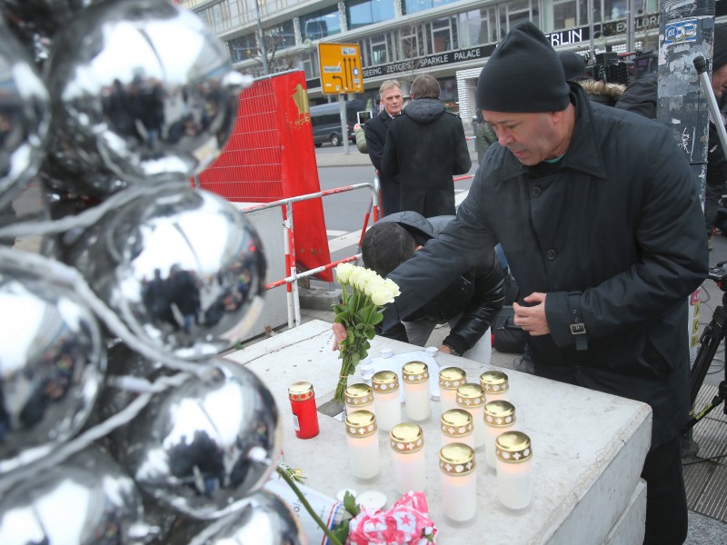 Auch am Dienstag kamen Menschen zum Breitscheidplatz, um zu trauern und der Opfer zu gedenken.