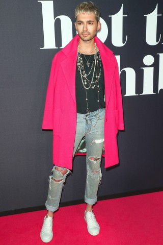 Bill Kaulitz betritt am Montag den roten Teppich des Eröffnungsevents der Fashion Week: Die Maybelline Hot Trendsxhbition 2017 Show im Motorenwerk Berlin. 