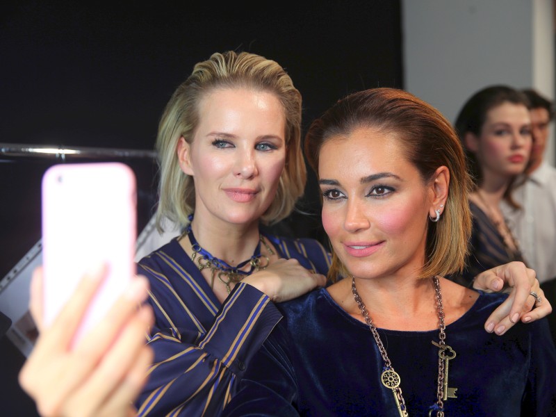 Ein Selfie zur Erinnerung: Die Freundinnen Jana Ina Zarrella (r.) und Monica Ivancan im Backstage-Bereich der Riani-Show. Die Ex von Olli Pocher war auch auf dem Catwalk zu sehen. 