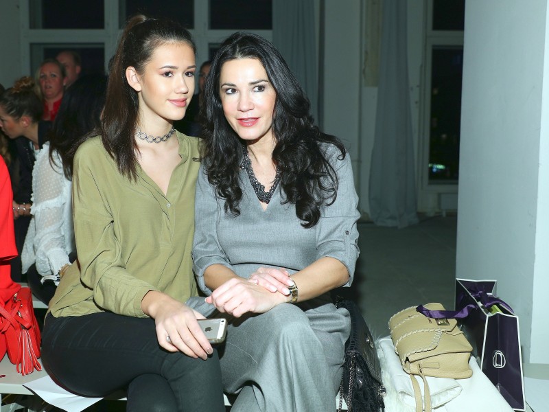 Mariella Ahrens (r.) und Tochter Isabella sitzen in der ersten Reihe der Laurél-Show am Mittwochabend.